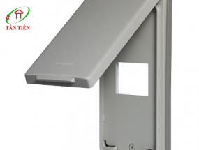 Mặt một thiết bị có nắp che mưa Panasonic WEG7901